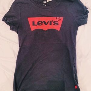 levi’s t-shirt.